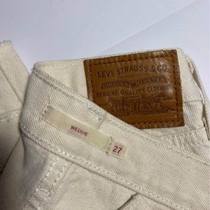 LEVIS Wedgie Jeans in Cream with Rose Gold accents. Size 27.